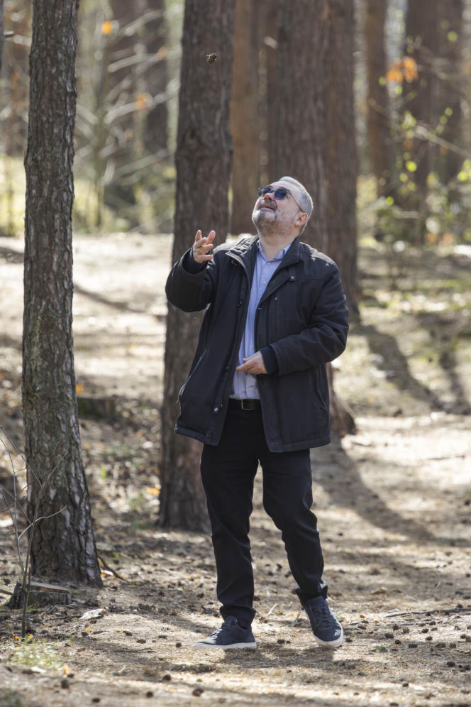 Karol Karski w lesie