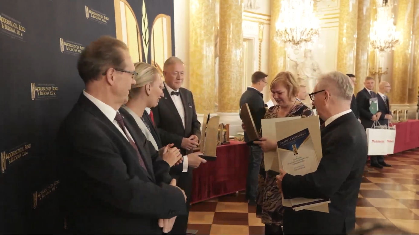 Gala na Zamku Królewskim w Warszawie. Starosta Toruński odebrał nagrodę dla budynku w Dobrzejewicach