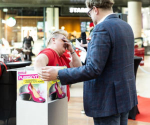 Zgarnęła nowiutkie auto na weekend! Tak Lubin świętował Dzień Kobiet. A wystawa Kolorowe Samochody trwa dalej!