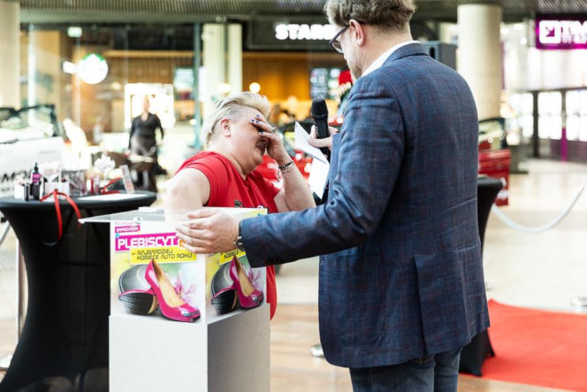 Zgarnęła nowiutkie auto na weekend! Tak Lubin świętował Dzień Kobiet. A wystawa "Kolorowe Samochody" trwa dalej!