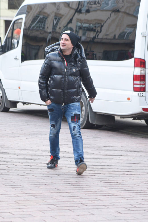 Koterski w dziurawych spodniach, mąż Skrzyneckiej w dresie na pogrzebie Królikowskiego