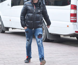 Koterski w dziurawych spodniach, mąż Skrzyneckiej w dresie na pogrzebie Królikowskiego