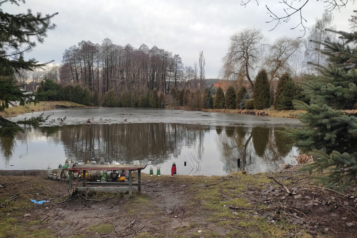 Staw, w którym dwa tygodnie temu utonęło trzech młodych mężczyzn, ratowali psa