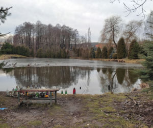 Staw, w którym dwa tygodnie temu utonęło trzech młodych mężczyzn, ratowali psa