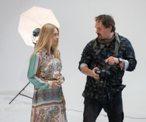 Na Wspólnej odc. 3120. Renata (Marta Jankowska), fotograf Roch (Piotr Łukawski)