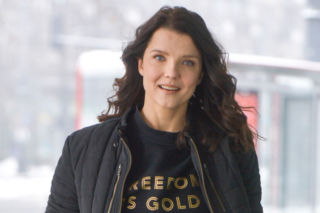 Joanna Jabłczyńska na okładce francuskiego magazynu. Zapozowała w kreacji znanej projektantki