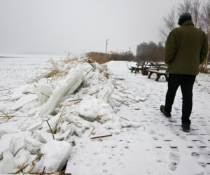 Promenada w Trzebieży zniszczona przez lód