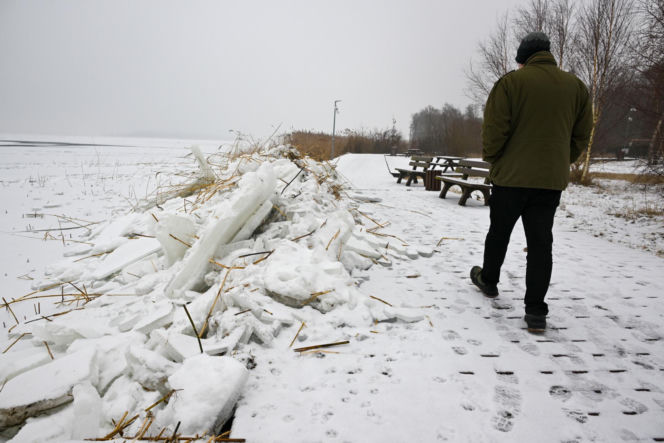 Promenada w Trzebieży zniszczona przez lód