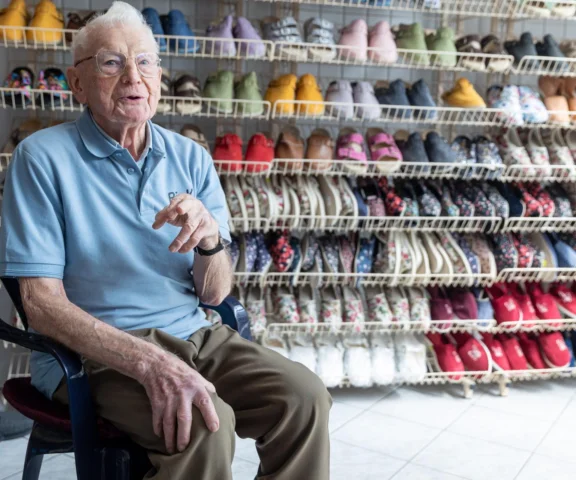 Ma 95 lat, prowadzi sklep i został gwiazdą internetu