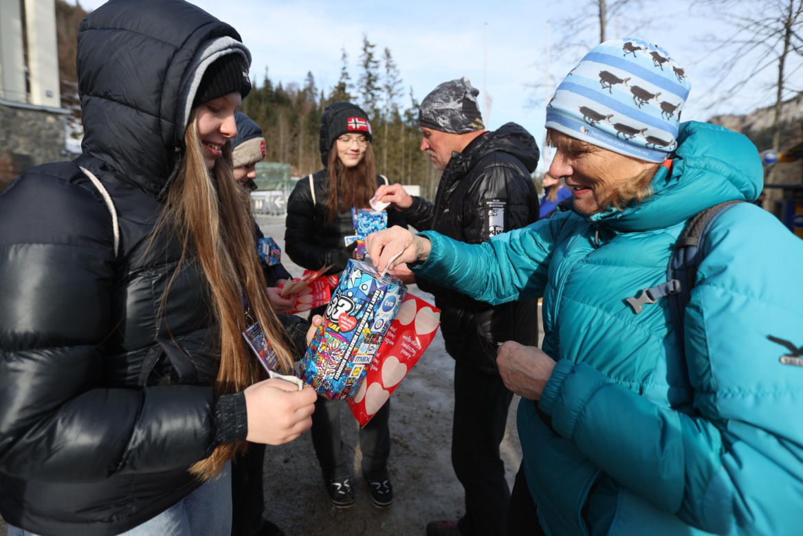 Zakopane. Wolontariusze WOŚP kwestują w Kuźnicach.
