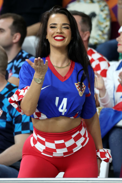 Ivana Knoll pokazuje ogromne pośladki!