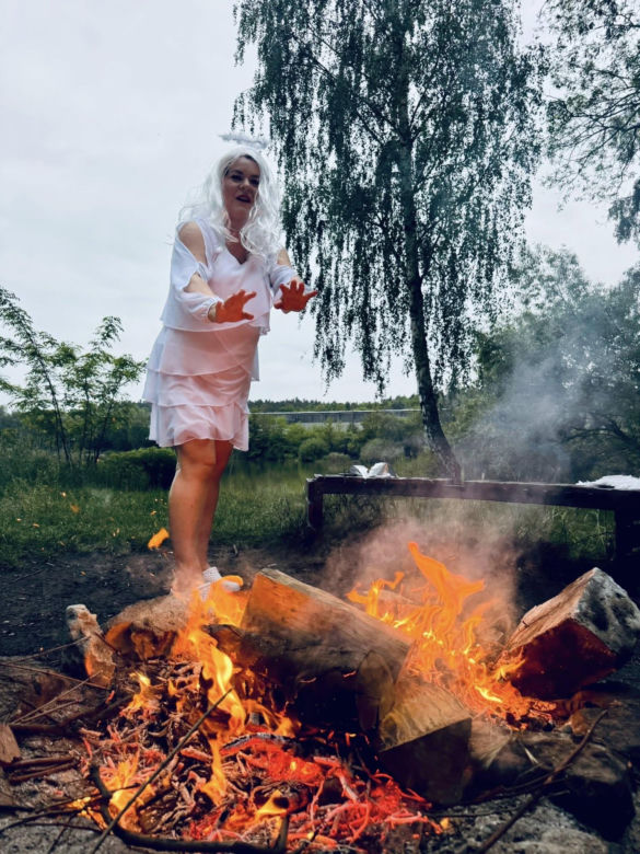 Anielskie skrzydła nad zalewem Piachy. Morsujące Wiedźmy Świętokrzyskie w wyjątkowej akcji o świcie!
