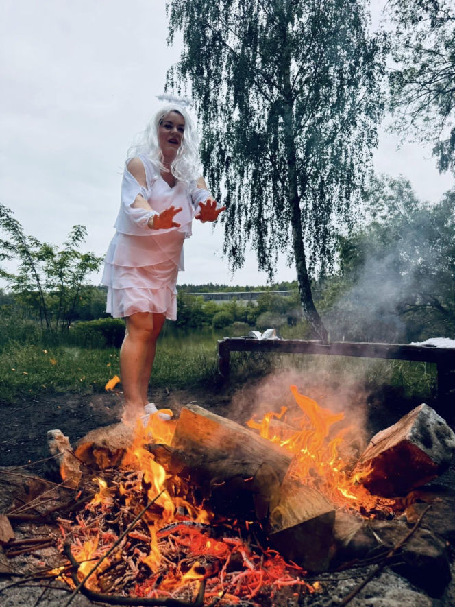 Anielskie skrzydła nad zalewem Piachy. Morsujące Wiedźmy Świętokrzyskie w wyjątkowej akcji o świcie!