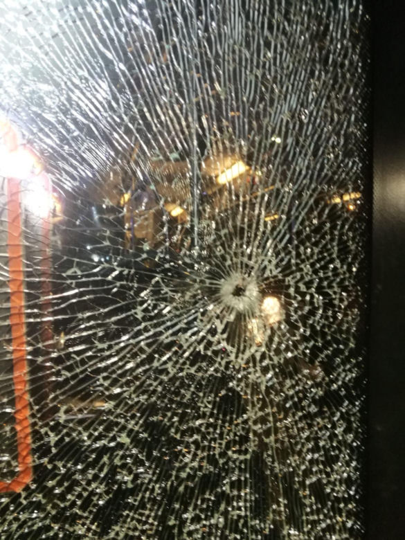 Ostrzelanie autobusu pod Krakowem. Kierowca i pasażerowie cudem uniknęli śmierci!