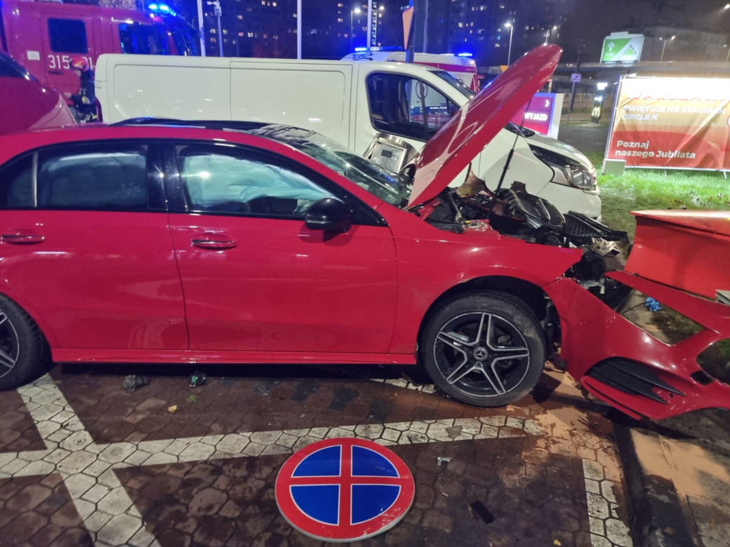  Nawet nie zahamował! Wypożyczonym mercedesem huknął w instrybutor na stacji paliw. Cudem uniknęli śmierci