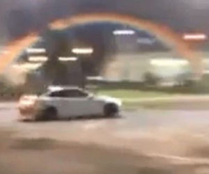 Wariat z BMW M3 driftuje pod warszawską tęczą na Placu Zbawiciela