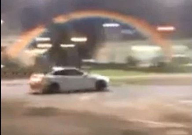 Wariat z BMW M3 driftuje pod warszawską tęczą na Placu Zbawiciela