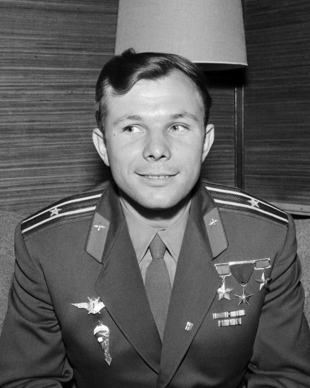 Jurij Gagarin - pierwszy człowiek w kosmosie, który 12 kwietnia 1961 roku odbył historyczny lot na pokładzie statku Wostok 1