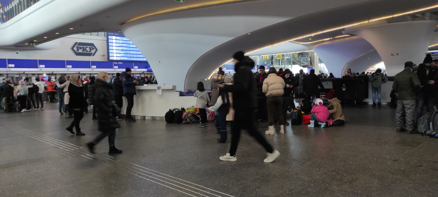 Tłumy na Dworcu Centralnym. Zmienił się w noclegownię dla uchodźców
