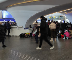 Tłumy na Dworcu Centralnym. Zmienił się w noclegownię dla uchodźców