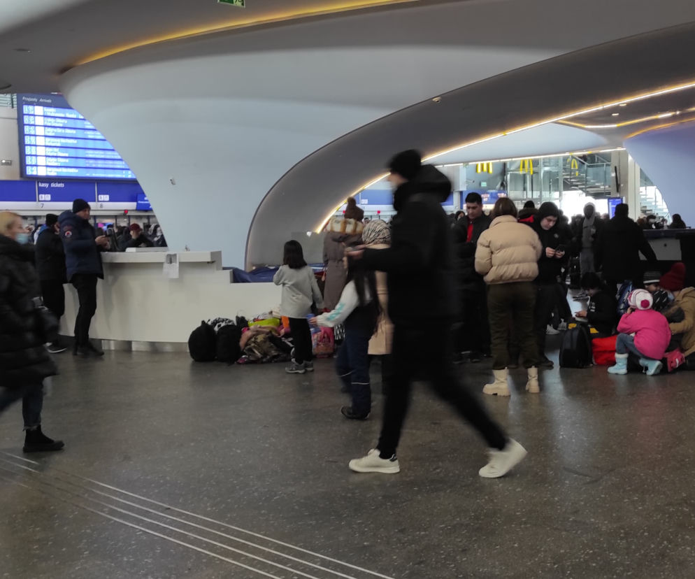 Tłumy na Dworcu Centralnym. Zmienił się w noclegownię dla uchodźców