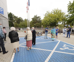 Wybory 2020. Kolejki przed komisjami wyborczymi