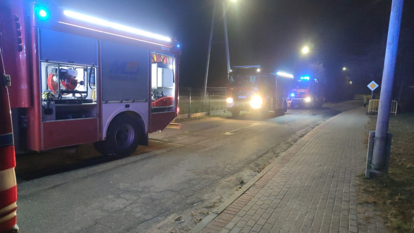 Fatalny wypadek koło Kamiennej Góry. Kierowca osobówki uderzył w trzy drzewa, oszukał przeznaczenie