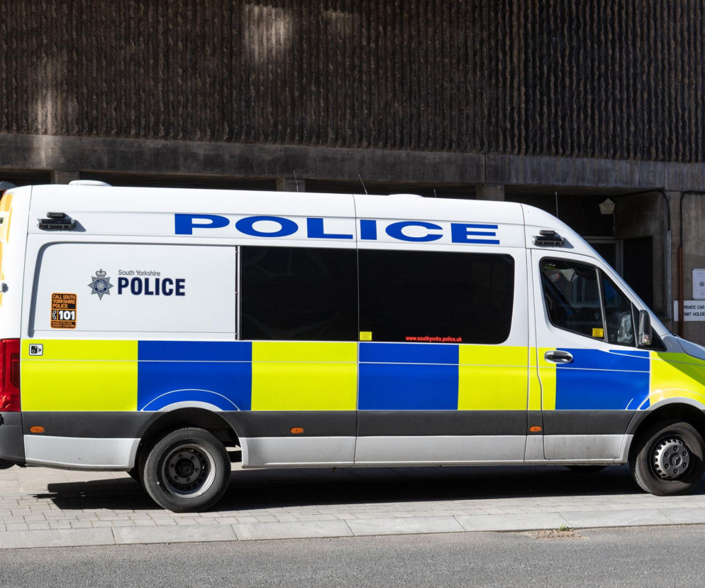 Radiowóz brytyjskiej policji South Yorkshire Police. O śledztwie w sprawie morderstwa noworodka przeczytasz na SE.