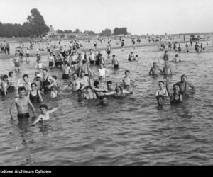 Jak dawniej wyglądało plażowanie? Te zdjęcia to prawdziwe perełki! [GALERIA]