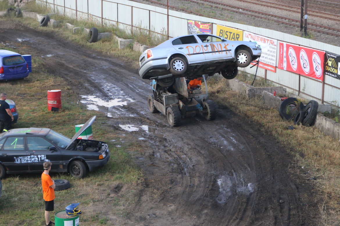 Charytatywny Wrak Race. Andrzej z Plutycz i Adam Kraśko zbierali pieniądze dla chorej Dominiki