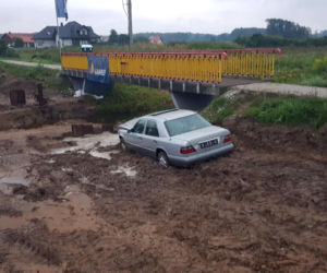 Podlaskie. Mercedes utknął w glinie. Strażacy musieli odkopać kierowcę