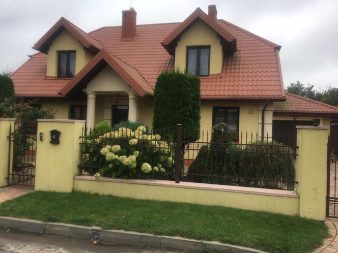 W takich warunkach mieszka Czarnek. Tak dom wygląda w środku