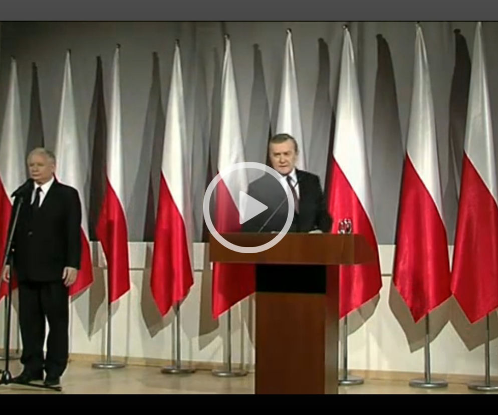 PIOTR GLIŃSKI, kandydat PiS na premiera rozpoczyna przemówienie, a KACZYŃSKI... wychodzi.