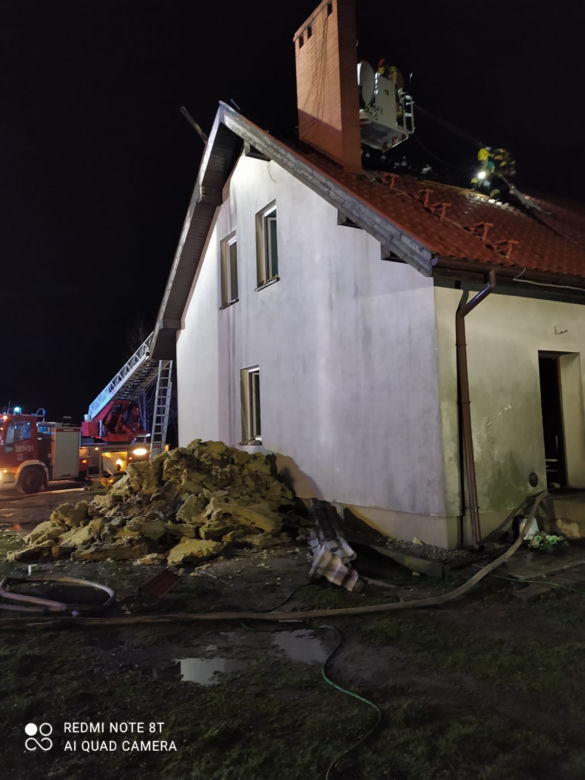 Duże straty po pożarze domu jednorodzinnego w Lasocicach koło Leszna