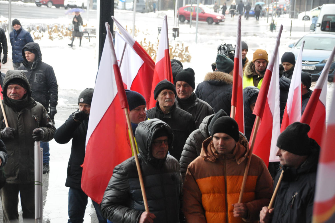 Protest rolników przed Urzędem Wojewódzkim w Kielcach