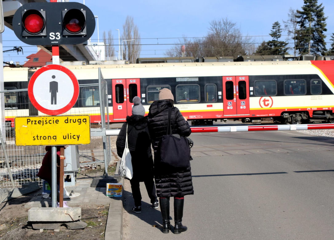  Takiego absurdu w Warszawie już dawno nie było. Mieszkańcy Pragi załamani po budowie kładki nad torami