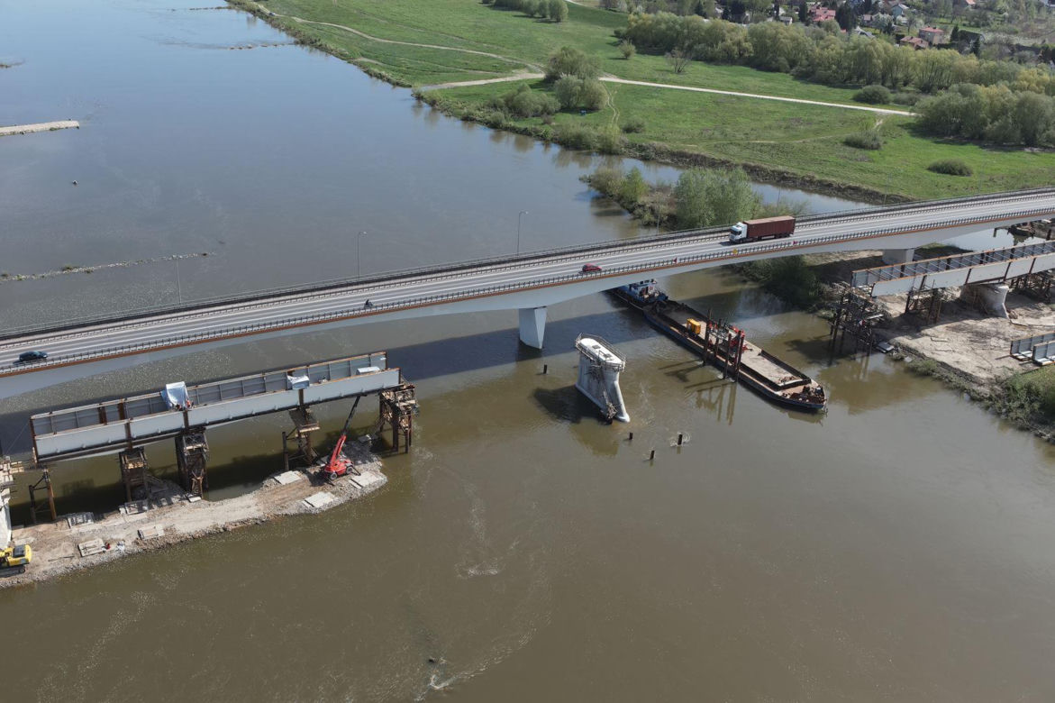 Nasuwanie przęseł mostu w Sandomierzu