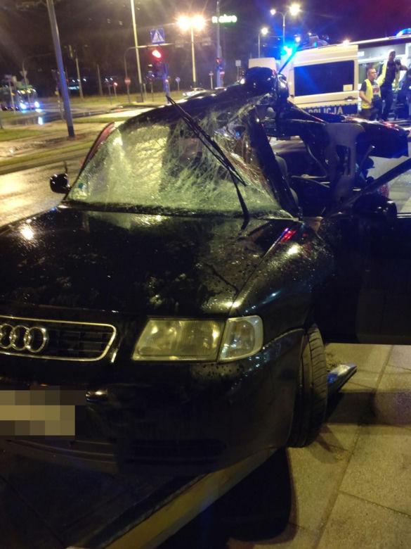 Śmiertelny wypadek w Łodzi. 19-latka roztrzaskała się na słupie [ZDJĘCIA]