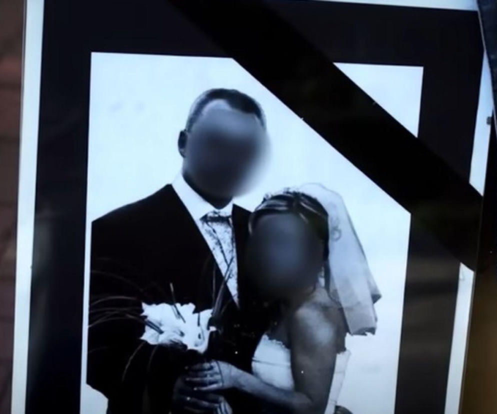 Zdjęcie ślubne pary z zamazanymi twarzami, przepasane czarną wstęgą. O zbrodniach w Gliwicach przeczytasz w Mediateka.