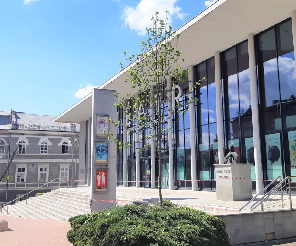 Lipa przed tarnowskim teatrem