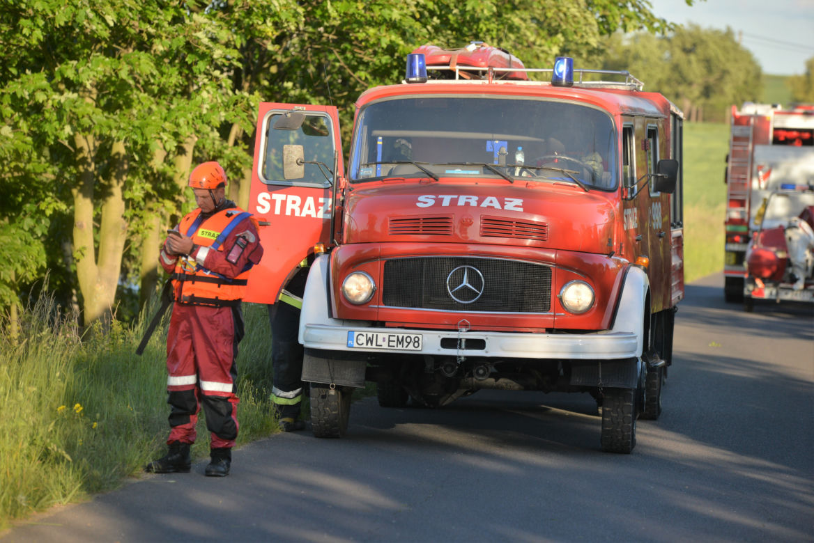 Pijany wjechał do stawu. Cudem przeżył