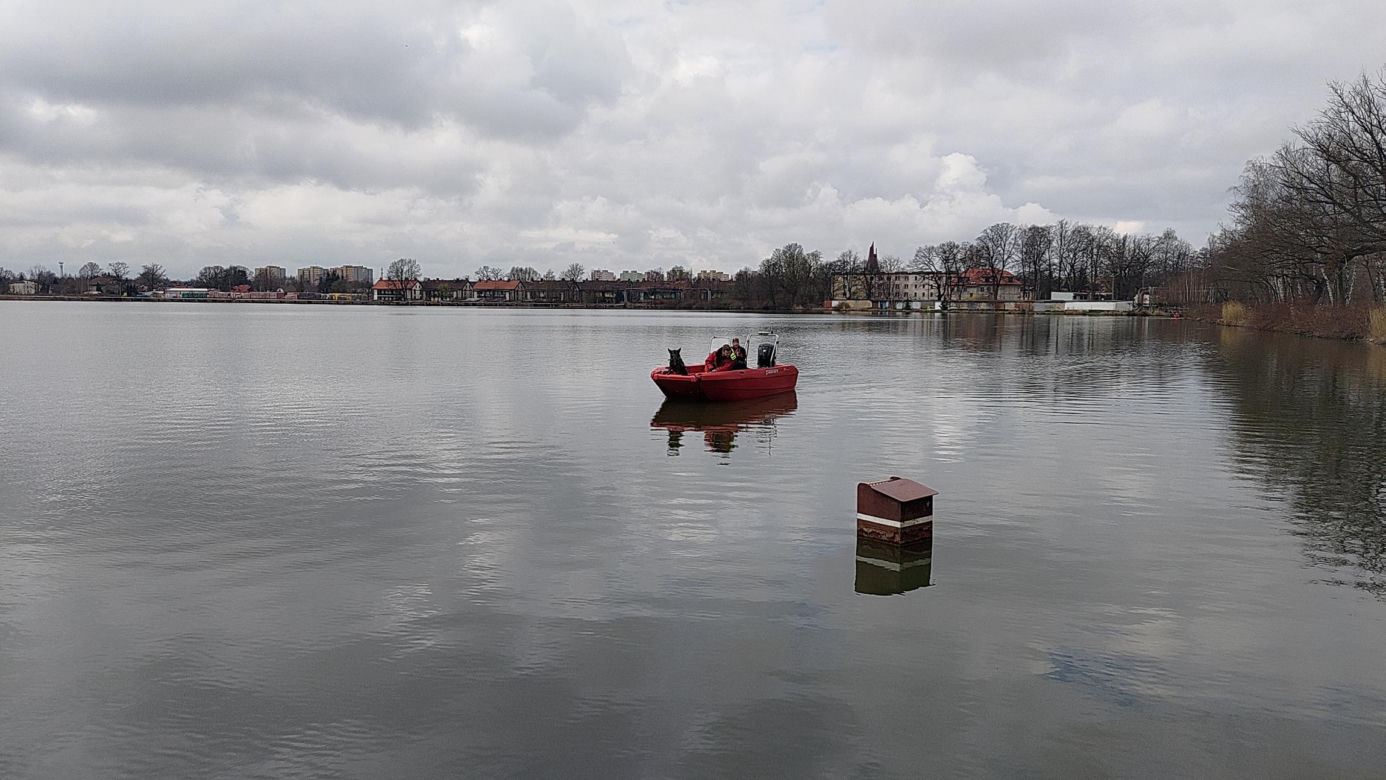 Szukają ciała 24-letniej Karoliny. Specjalny robot przeszukuje dno stawu