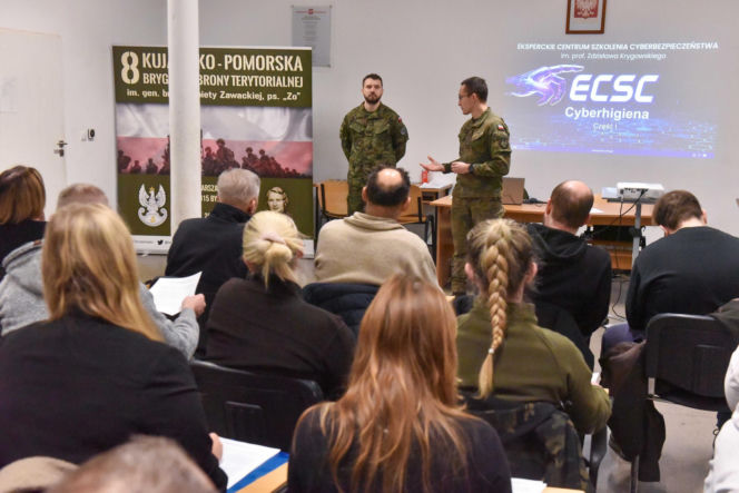 W Toruniu na siarczystym mrozie szkolą się cywile