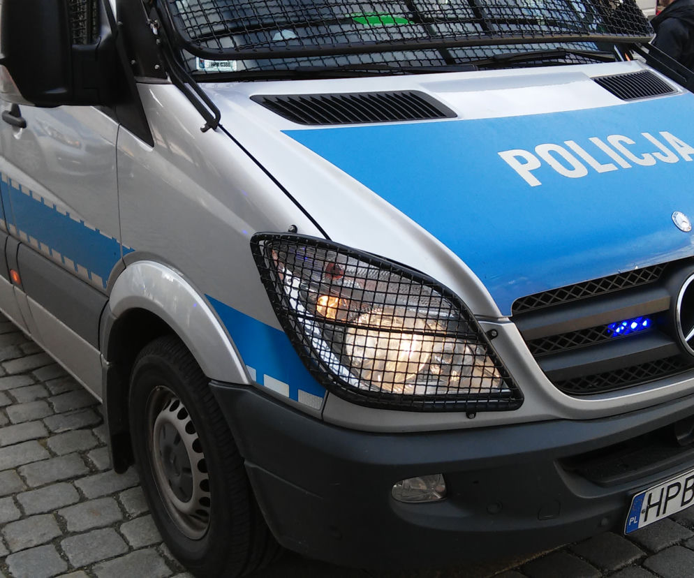 Jeden z policjantów z lekkimi obrażeniami trafił do szpitala (zdjęcie poglądowe)