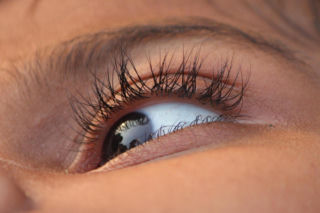 Drga ci powieka? To nie zawsze brak magnezu. Naukowcy wskazują na coś innego