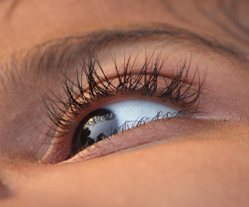 Skurcze i drganie powieki