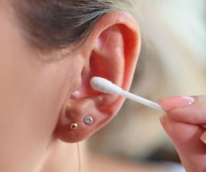 Ten kolor woskowiny może oznaczać infekcję ucha. Laryngolodzy ostrzegają, Polacy wciąż ignorują ten sygnał