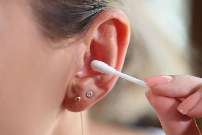 Ten kolor woskowiny może oznaczać infekcję ucha. Laryngolodzy ostrzegają, Polacy wciąż ignorują ten sygnał