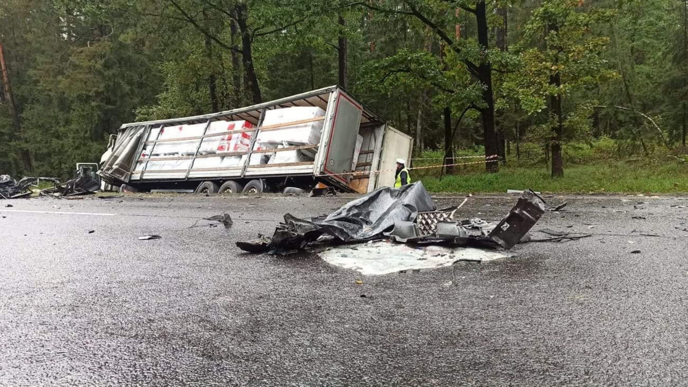Tatarowce. 30-latek i trzech jego synów nie żyją po czołowym zderzeniu z tirem
