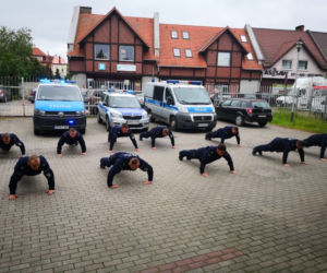 Policjanci z Czerska robią pompki do chorego chłopca